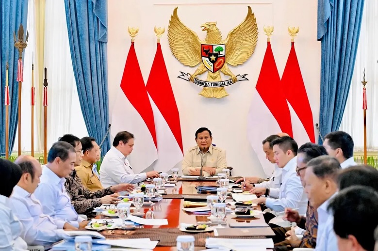 Pemerintah Perkuat Inklusi Keuangan melalui Penyediaan Rekening bagi Masyarakat ​Presiden RI Prabowo Subianto memimpin rapat terbatas bersama jajaran menteri terkait di Istana Merdeka